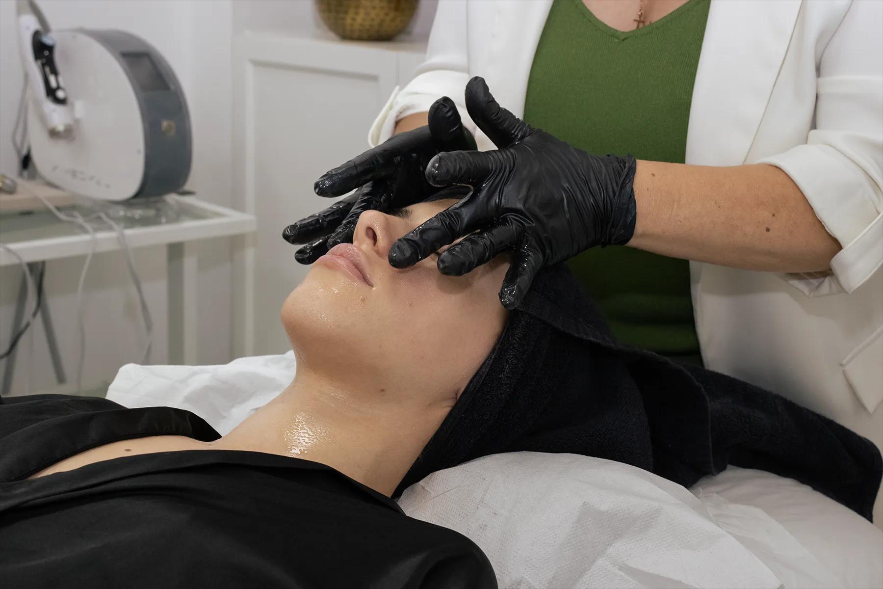 Tratamiento facial con exosomas y vitaminas para rejuvenecimiento